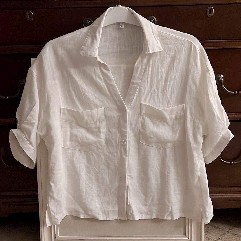 Red Berry white linen flowy boho buttonfront top NWOT L